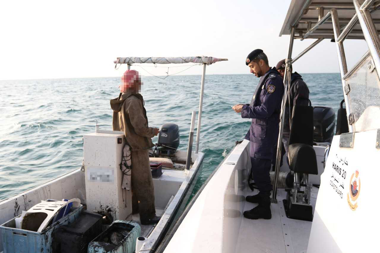 للتأكد من مدى التزام البحارة بالقرارات المنظمة للصيد ... خفر السواحل تنظم حملة لانفاذ القانون في عدد من المناطق البحرية<